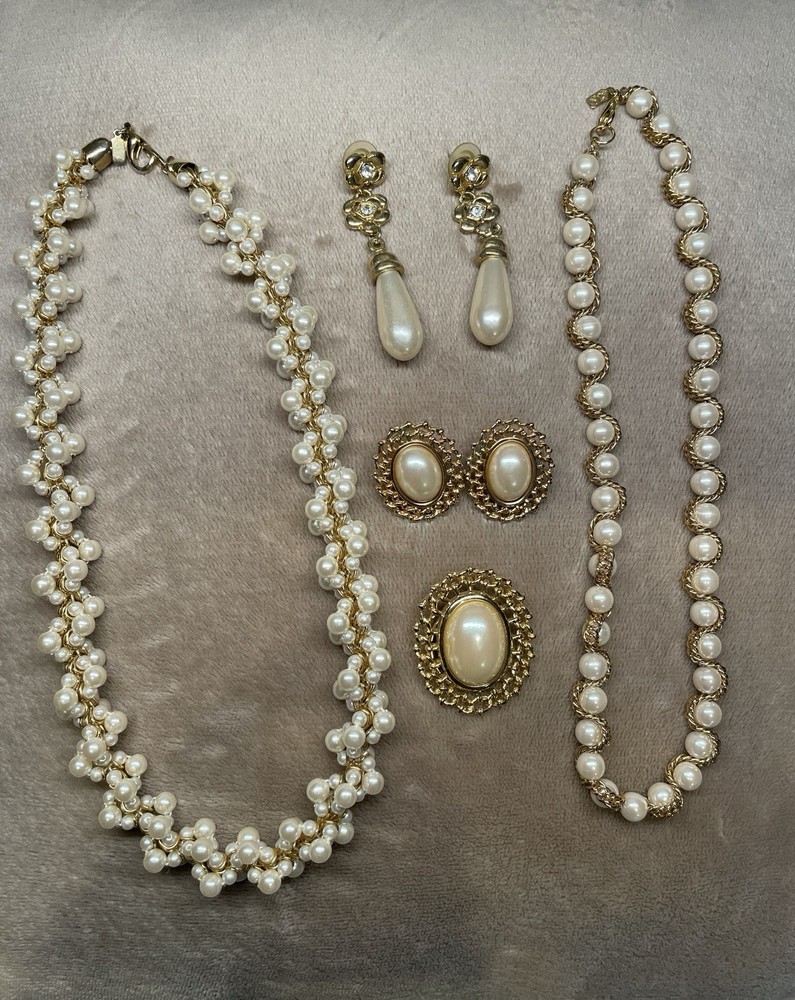 Vintage Lady Remington Faux Pearl Jewelry Set
