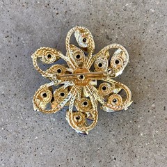 VTG Signed JUDY LEE Gold Tone Vibrant Blue Rhinestone Brooch Pin 2.25″ Diameter
