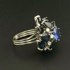 VINTAGE 1960’S 0.60 CTW DIAMOND + 11 CTW SAPPHIRE RING – 18K YG 14.74 GRAMS