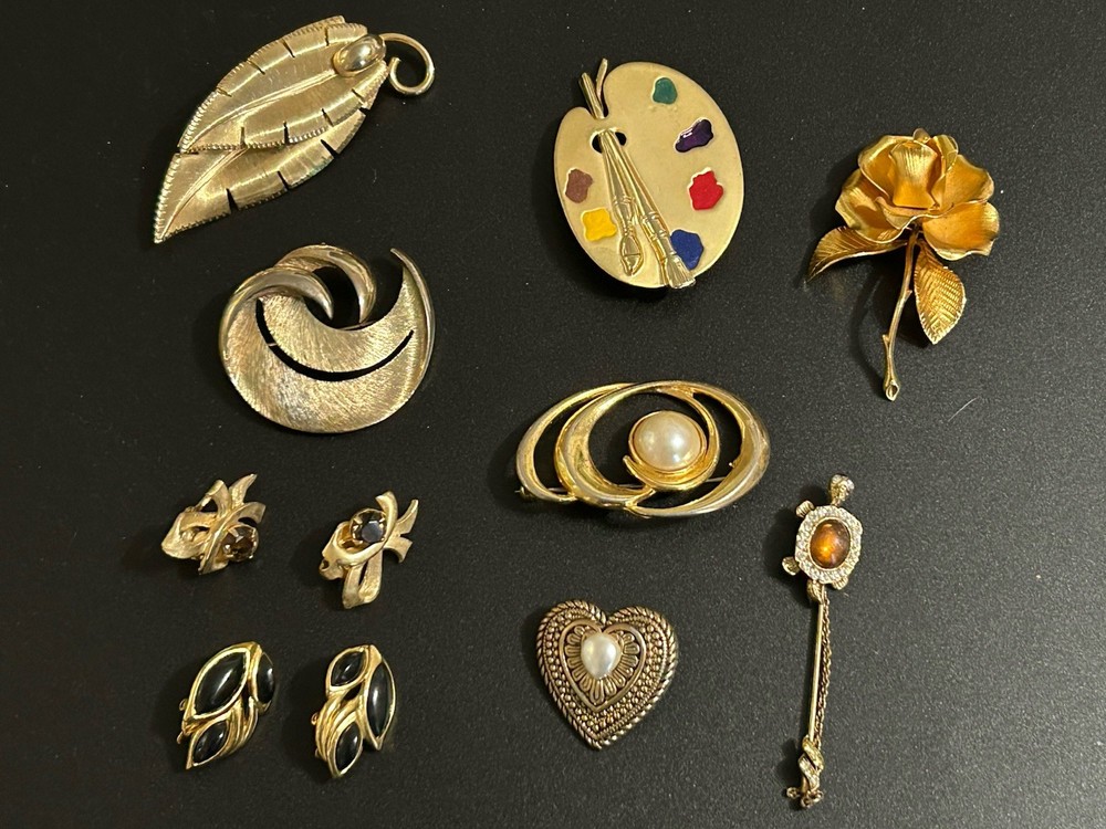 Vintage Jewelry Lot of 9 Vintage Assorted Brooch Pins And Clip On Earrings