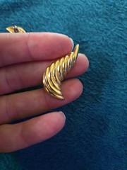 Vintage Gold Tone Leaf Wings Earrings, Textured, Clip On, EUC, 1.25”, VTG