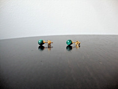 VTG 1970s HANDMADE 6MM MALACHITE BEAD/BALL YELLOW GOLD PLATED STUD EARRINGS