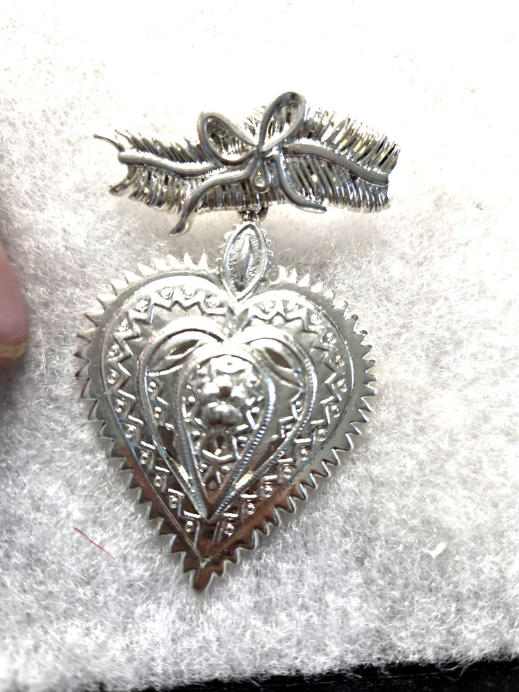 Vtg Danecraft silver tone feather bow dangling filigree Heart Pin