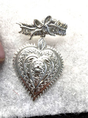 Vtg Danecraft silver tone feather bow dangling filigree Heart Pin