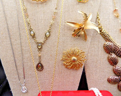 VINTAGE JEWELRY LOT Many Signed Necklaces Brooches Earrings & Bracelets (L2)