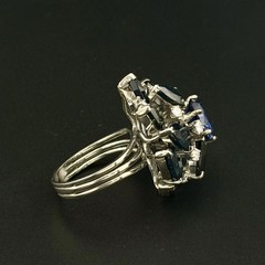 VINTAGE 1960’S 0.60 CTW DIAMOND + 11 CTW SAPPHIRE RING – 18K YG 14.74 GRAMS