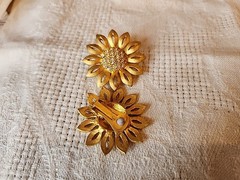 Vintage Sunflower Gold Rhinestone Center Chunky Mid Century Clip Earrings #120