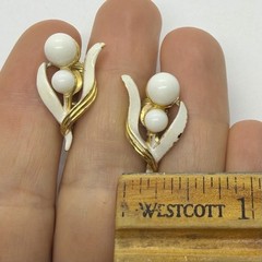 Vtg White Enamel Lucite Flower Climber Goldtone Earrings Clip-on