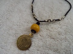 Black Brown Yellow Bead Brass Pendant Necklace (D32)