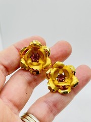 GORGEOUS VINTAGE SIGNED B.N. 3D Rose JEWELRY SCREWBACK EARRINGS Pink STONE