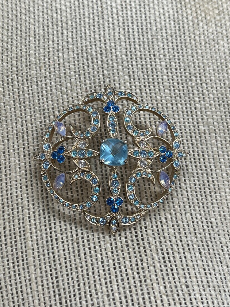 Pretty 1.82″ Gold tone metal blue and clear stone brooch