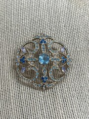 Pretty 1.82″ Gold tone metal blue and clear stone brooch