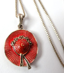 VTG WOMEN ENAMEL CHARM PENDANT STERLING SILVER LADIES RED HAT 21MM CHAIN 17 1/2″