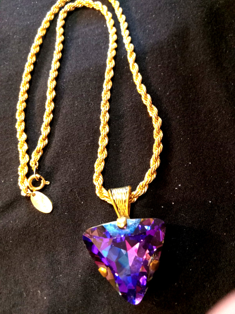 Vtg Medici 17 1/2″ Gold Chain-1 3/8″ Pendant-Faux Amethyst/Streaks Royal-Signed