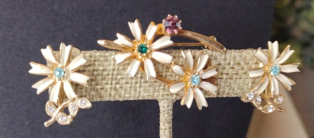Vintage Daisy Flower Brooch & Earrings Gold Tone And Rhinestones Set