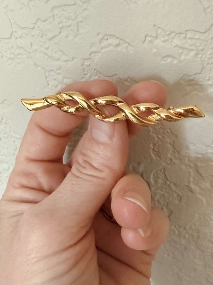 Monet Gold Tone Metal Twist Brooch Pin Signed 3in Elegant Vintage Style Jewelry