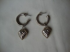 VTG 3/4 HOOP W/ DANGLING SCALLOPED HEART CHARM STERLING SILVER 925 STUD EARRING