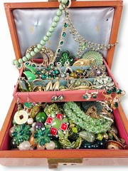 Grandma’s Vintage Green Jewelry Lot Some Signed 1.10lb All Wearable/Resellable