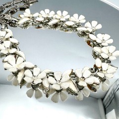 Vintage Lisner White Flower Rhinestone Choker Necklace Silver Tone 16.5″