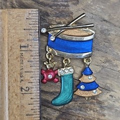 VINTAGE CHRISTMAS BROOCH PIN DANGLE DRUM BELL TREE STOCKING COLORFUL