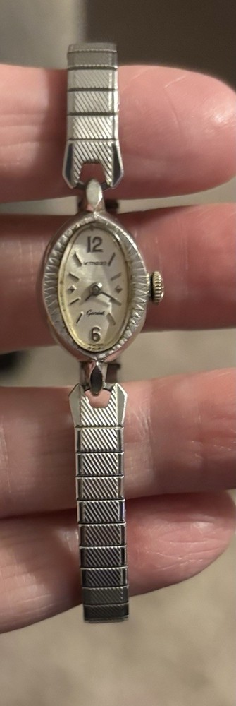 Vintage Ladies Wristwatch Silver Toned Metal Stretch Bracelet With Oval Face 10k