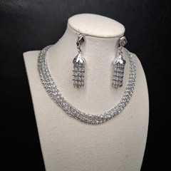 Vintage SARAH COVENTRY Multiple Chain Necklace & Clip On Earrings. 17.100
