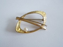 AM Double Teka Gold Plated Brooch With Pearl 3.5 G / 3.6 X 2.4 CM