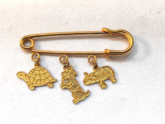 Vintage Gold Tone Brooch w/ Dangle Animal Charms Turtle Goat Elephant Good Cond.
