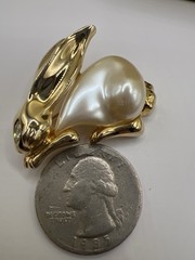 Marvella Signed Vintage Gold Tone Bunny Rabbit Brooch Pin Faux Pearl Belly