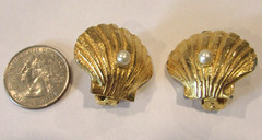 Vtg 2 pc Jewelry Set HOBE’ Large Gold Tone Shell w/Faux Pearl Pin/Pendant &ER’s