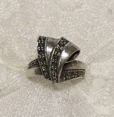 Vintage Sterling Silver Ring Womens Sz 8.25 Ribbon Bow design Marcasite Accents