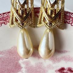 Vtg Gold Tone Teardrop Champagne Pearl Dangle Pierced Post Earrings – 2” x .75”