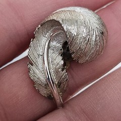 Vintage 1970s LISNER Floating Silver Tone Feather Clip On Earrings FORMAL RETRO