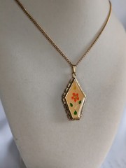 Vintage Gold Tone “Celebrity” Brand Signed Enamel Floral Pendant Necklace