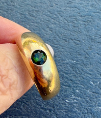 VINTAGE 14K GOLD FLUSH SET GREEN TOURMALINE GYPSY RING VERY HEAVY CHUNKY UNISEX