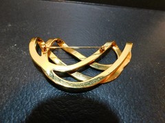 Gold Tone 3.25″ Swirl Horizontal Pendant See Photos
