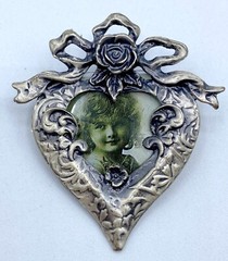 C8-1155 VINTAGE BROOCH PEWTER PIN 1.75″ HEART PHOTO FRAME FLOWER