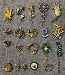 Vintage Brooch Lot Of 21 Brands Are Avon And Unbranded Sizes Range From 1 To 4in