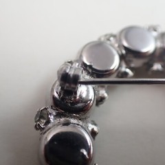 Vtg Weiss Clear & Smoky Gray Rhinestone Silver Plated Circle Round Wreath Pin