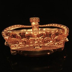 Vtg 1970s Sadie Green Crown Brooch Gold Tone w/ Red Green Amethyst Rhinestones