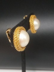 1980s Gold Tone Mesh Frame Faux Mabe Pearl Button Clip-on Earrings