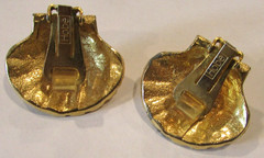 Vtg 2 pc Jewelry Set HOBE’ Large Gold Tone Shell w/Faux Pearl Pin/Pendant &ER’s