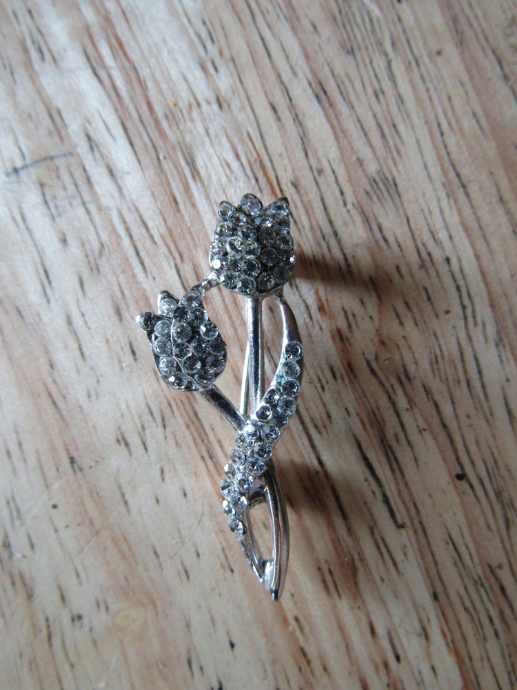 Simple Elegance Vintage Unmarked Tulip Rhinestone Pin Brooch 1 1/2″