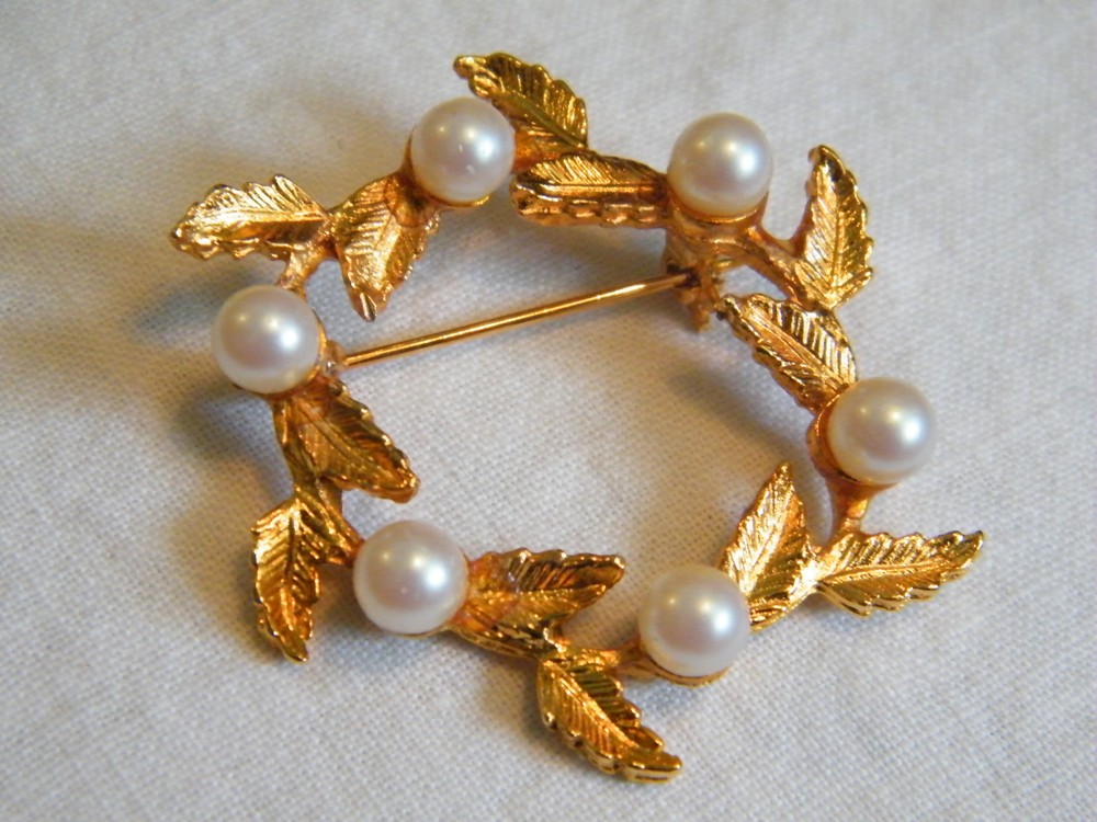 Beautiful Brooch Pin Gold Tone Leaf Wreath Faux Pearl Beads 1 7/8 Inch CUTE
