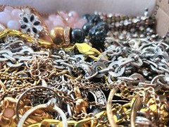 BEAUTIFUL VINTAGE JEWELRY LOT 2LBS #1 (U Get What U C In Pics:)