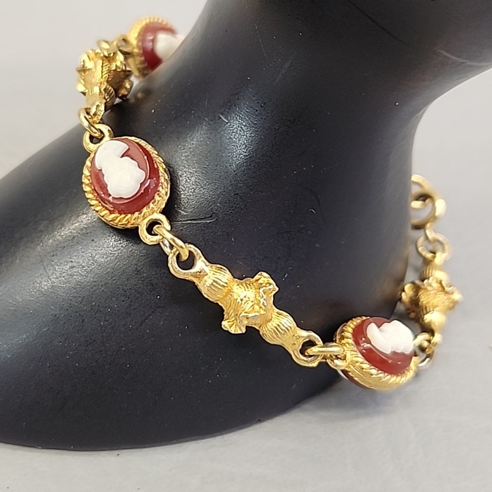 Vintage Cameo Bracelet Linked Gold Tone Chain Resin Missing One 6.25″