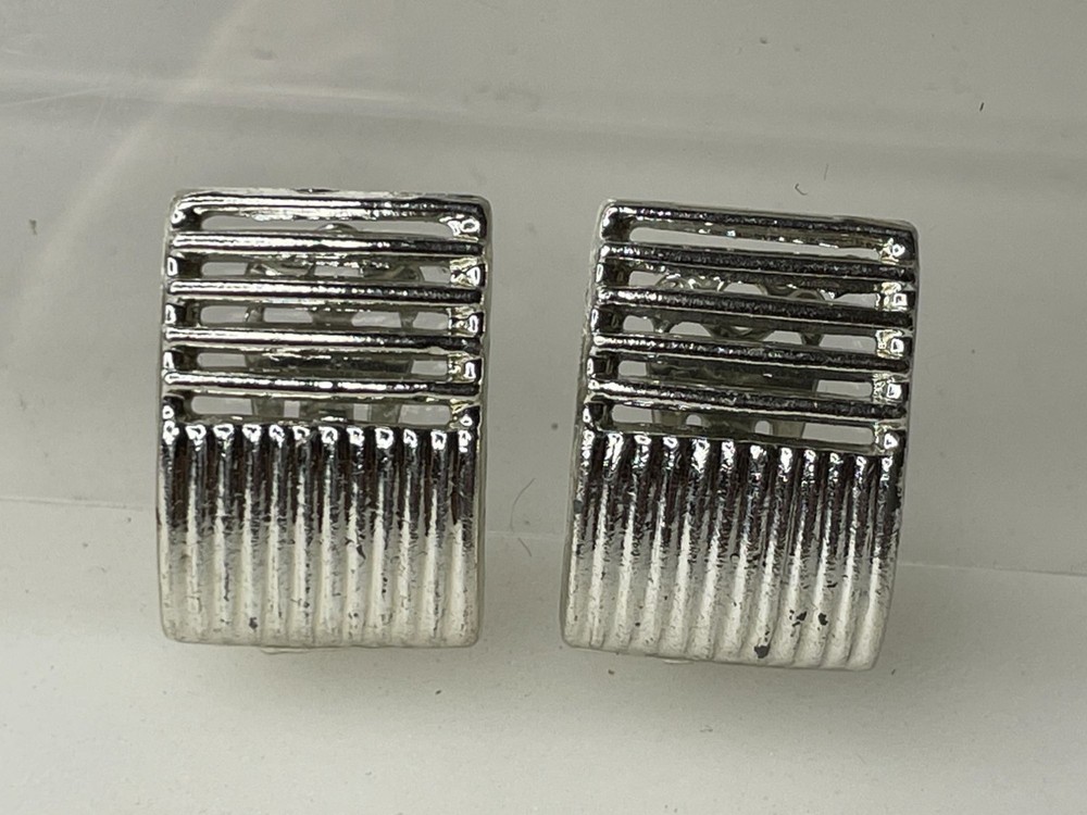 Vintage Silver Ribbed Clip On Earrings Geometric 1″x0.75″