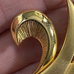 Vintage Tona Brooch Matte Shiny Goldtone Swirl 3-1/8″ Long