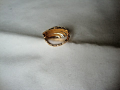 VTG 1970s SCALLOPED SEASHELL GOLD TONE HINGED W/ SAFETY CATCH DRESS/SCARF CLIP
