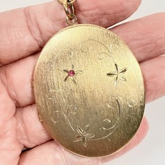 Vintage Locket Pendant Necklace Gold Tone Etched Pink Stone 24″ Chain